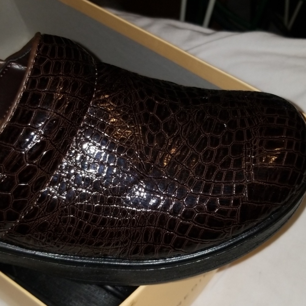 Shoe - Picture 2 of 3